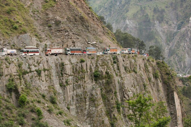 Cảnh kẹt xe kéo dài đến hàng cây số là cảnh tượng thường thấy trên con đường đơn làn NH44 đi từ Jammu đến Srinagar, đây là con đường duy nhất nối Thung lũng Kashmir với phần còn lại của đất nước.