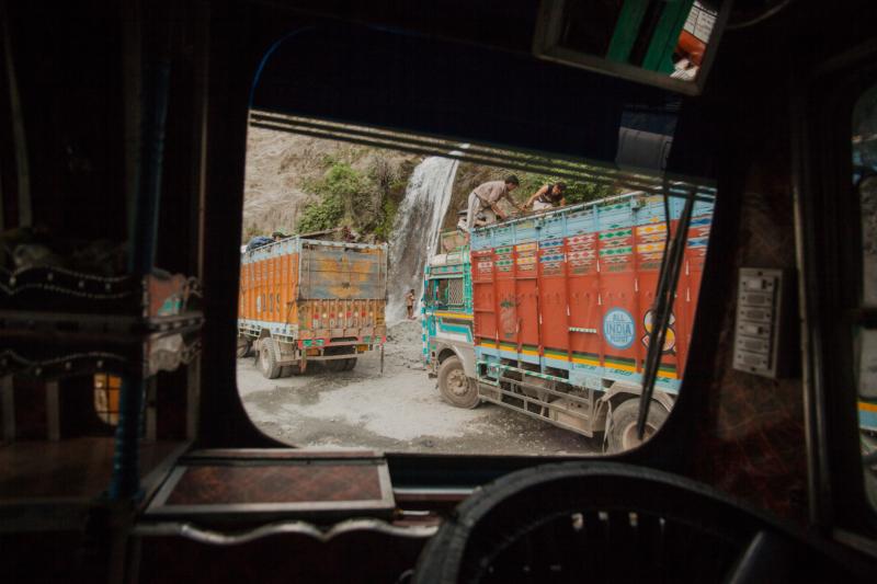 Dừng chân tại một thác nước tự nhiên ở vách núi của dãy núi Himalaya trên đường NH44 tại Kashmir, các tài xế tắm rửa và nghỉ ngơi trước khi bắt đầu chặng đường còn dài ở phía trước.