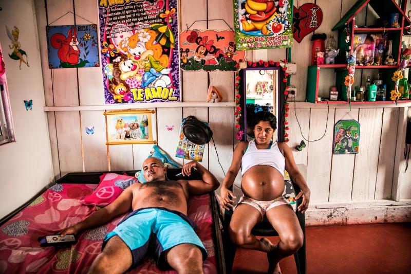 Yorladis đang mang thai lần thứ sáu sau khi năm lần trước cô bị ép phải phá thai bởi Lực lượng Vũ trang Cách mạng Colombia. Lần mang thai thứ năm cô đã giấu được đứa con của mình đến tháng thứ sáu bằng cách mặc quần áo rộng, nhưng sau đó bị phát hiện và bị buộc phải phá thai. Ảnh: Catalina Martin-Chico.