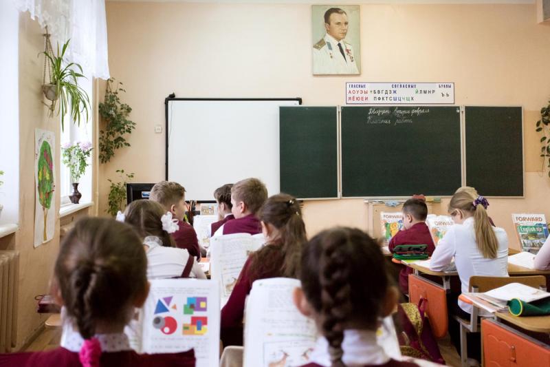 Học sinh trong một phòng học có treo ảnh của Yuri Gagarin tại làng Gagarin.