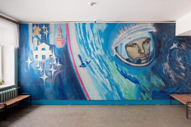 Bức tranh tường vẽ chân dung Yuri Gagarin ở một ngôi trường tiểu học tại đây.