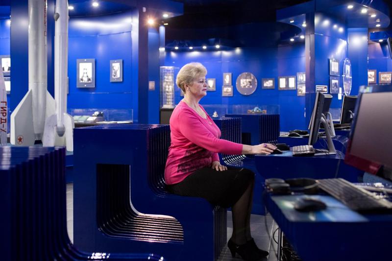 Lyudmila Demina, giám đốc Bảo tàng Chuyến bay Đầu tiên đang ngồi tại khu vực trưng bày chính của bảo tàng.