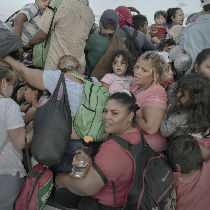 Những người di cư đứng chen chúc nhau trên một chiếc xe tải ở ngoại ô Tapanatepec, Mexico trên đường đến Hoa Kỳ.
