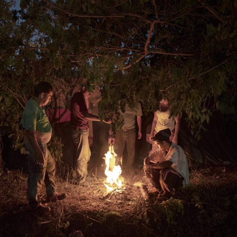 Ở bên ngoài thị trấn Juchitán, Mexico, một nhóm từ dòng người lữ thứ đang nướng thức ăn trên ngọn lửa nhỏ.