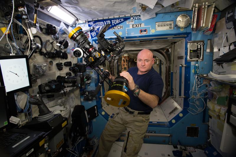 Chụp hình trong vũ trụ khó như thế nào? Và đây là câu trả lời. Ông Kelly đang cầm trên tay bộ thiết bị chụp ảnh chuyên dụng được sử dụng để chụp ảnh trên trạm không gian.