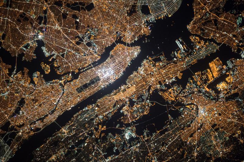Thành phố New York rực rỡ ánh đèn về đêm.