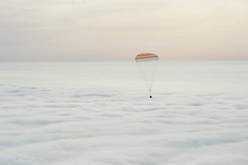 Phi hành gia Scott Kelly cùng Mikhail Kornienko và Sergey Volkov người Nga đang trở về Trái Đất sau thời gian một năm sống và làm việc ở Trạm Không gian Quốc tế. Ảnh: Bill Ingalls/NASA.