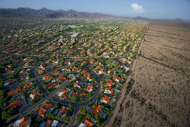 Thành phố Phoenix ở bang Arizona được xây dựng giữa sa mạc khô cằn, đòi hỏi một lượng nước rất lớn để duy trì vùng nội ô xanh tươi và là thử thách lớn của chính quyền thành phố suốt hàng chục năm qua. Ảnh: Vincent Laforet.