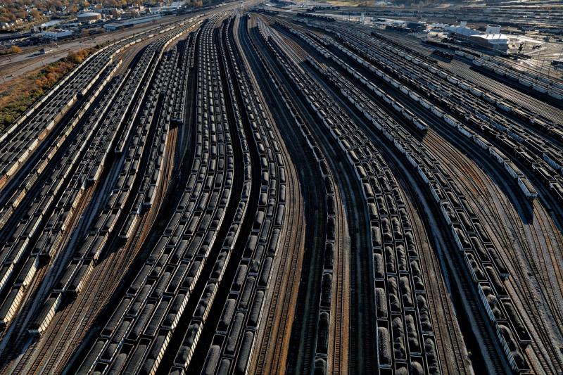 Ở bên ngoài nhà máy khai thác than tại Virginia là hệ thống dày đặc đường sắt các toa tàu chở đầy than đang chờ được đưa vào để sản xuất. Ảnh: Robb Kendrick.