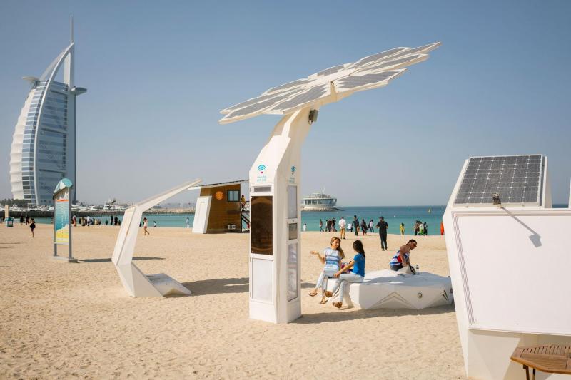 Ở bãi biển Jumeirah tại Các tiểu vương quốc Ả Rập thống nhất, Smart Palm là những thiết bị cao 6 mét chạy năng lượng Mặt Trời để phát sóng wifi, điện cho đèn giao thông, bảng quảng cáo, camera an ninh và các hạng mục hạ tầng thành phố khác. Ảnh: Luca Locatelli.