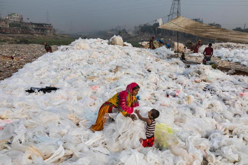 Rác thải nhựa sau khi được thu gom sẽ được rửa sạch sẽ bởi những người dân sống ở cạnh bờ sông Buriganga, chúng sẽ được phơi khô và bán lại cho các cơ sở tái chế ở Bangladesh. Ảnh: Randy Olson.
