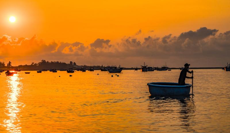 Mặt Trời mọc dần lên cao tại vùng biển Phan Rang, là thời điểm ngư dân đã quay về và những buổi họp chợ bắt đầu diễn ra.