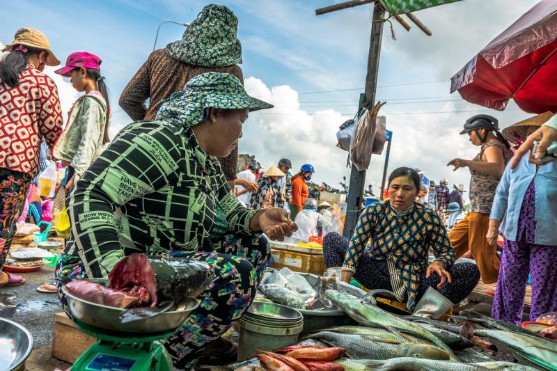 Cảnh trao đổi, mua bán thường thấy tại chợ cá Đầm Nại.