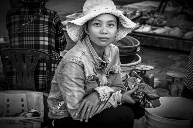 Một người phụ nữ trẻ nơi chợ biển Phan Rang.