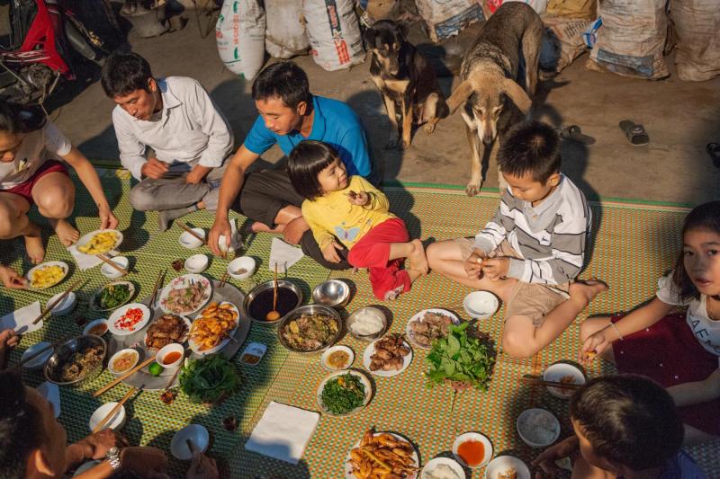 Một bữa ăn gia đình thân mật tại Cổ Dũng với nhiều món ăn khác nhau mà không thể thiếu thịt chuột. Chuột thường được bắt và tiêu thụ trong cùng một ngày.