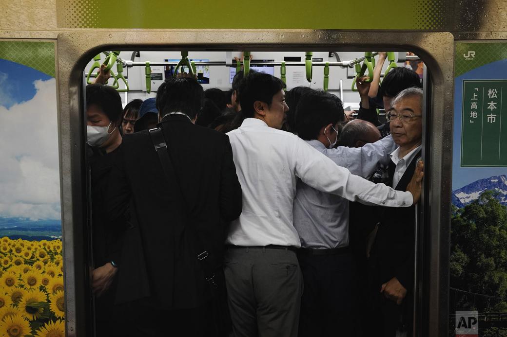 Cuộc sống ngột ngạt ở Tokyo nhìn từ những chuyến tàu điện ngầm Cuộc sống ngột ngạt ở Tokyo nhìn từ những chuyến tàu điện ngầm