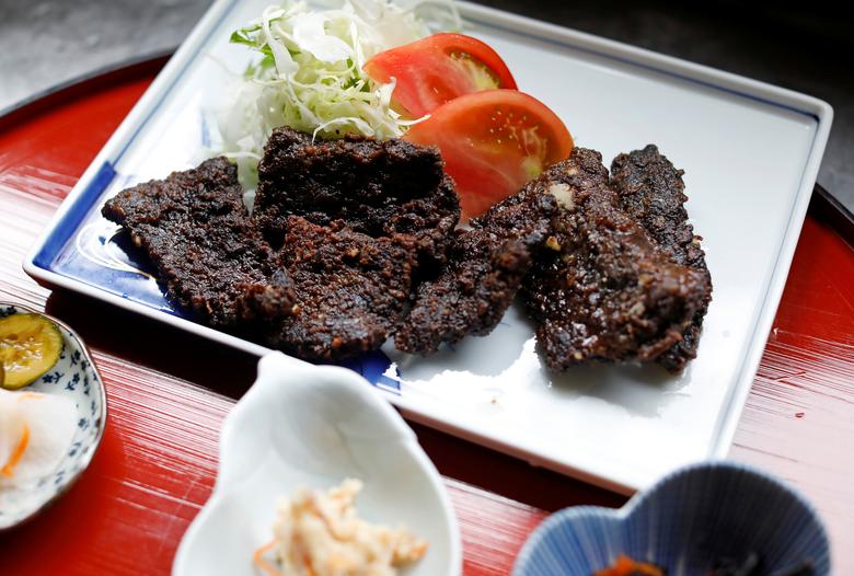 Đĩa thức ăn thịt cá voi nướng dưa chua đang được chuẩn bị để mang ra cho thực khách tại nhà hàng P-man ở thành phố Minamiboso, phía đông Tokyo, Nhật Bản.