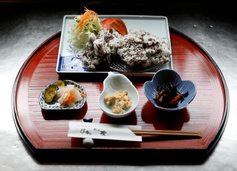 Một phần ăn gồm món chính là thịt cá voi chiên giòn đang được chuẩn bị để mang lên cho thực khách tại nhà hàng P-man ở thành phố Minamiboso, phía đông Tokyo, Nhật Bản.