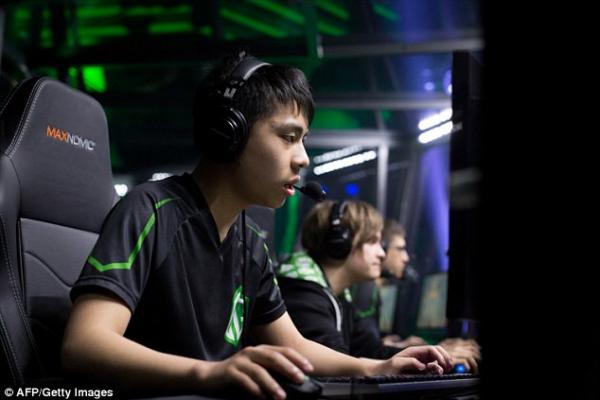 'Toàn Chức Cao Thủ': Dương Dương đóng vai game thủ lần thứ 2 rồi mà vẫn chưa biết cách di chuột đúng? 'Toàn Chức Cao Thủ': Dương Dương đóng vai game thủ lần thứ 2 rồi mà vẫn chưa biết cách di chuột đúng?