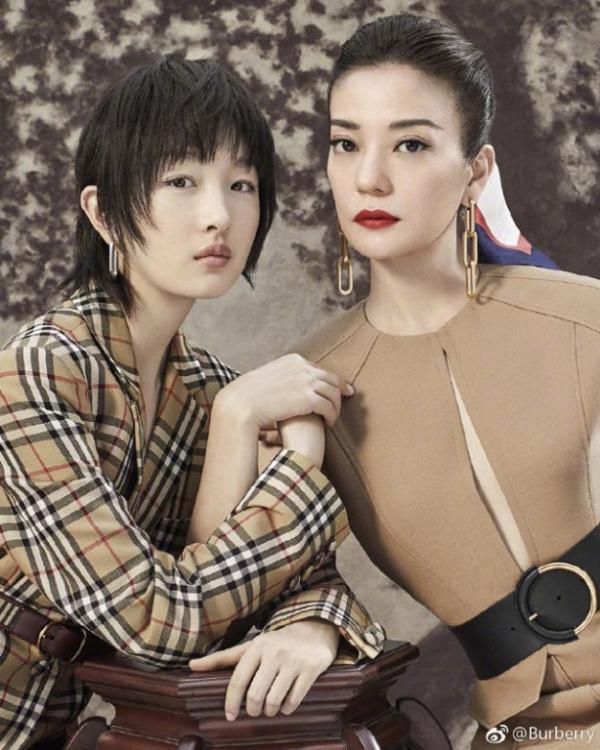 Bộ ảnh quảng cáo năm mới của Burberry Trung Quốc có gì lạ mà dân tình lại sợ nổi cả da gà? Bộ ảnh quảng cáo năm mới của Burberry Trung Quốc có gì lạ mà dân tình lại sợ nổi cả da gà?
