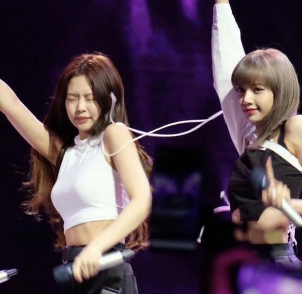 Loạt khoảnh khắc hài hước từ chiếc dây áo rắc rối của Lisa (Black Pink) Loạt khoảnh khắc hài hước từ chiếc dây áo rắc rối của Lisa (Black Pink)