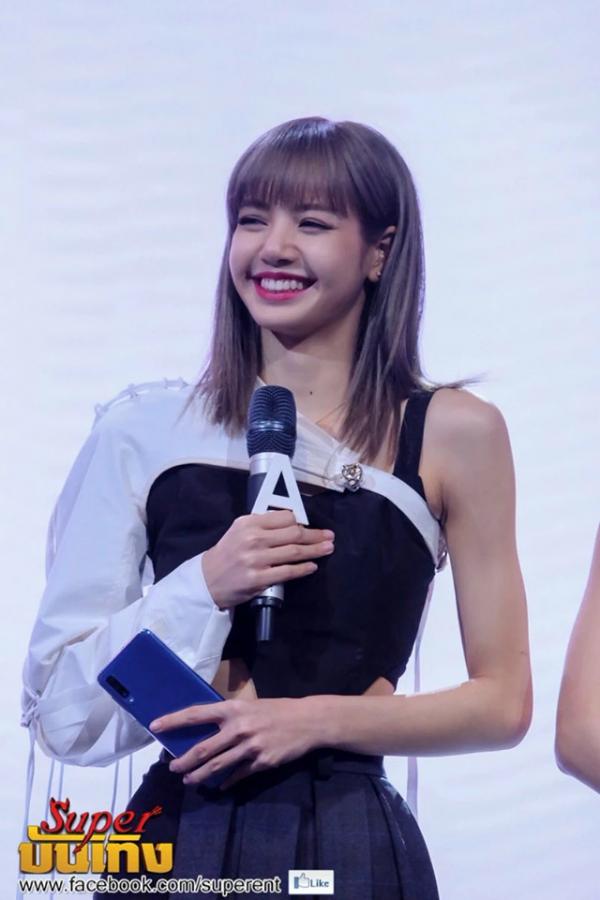 Loạt khoảnh khắc hài hước từ chiếc dây áo rắc rối của Lisa (Black Pink) Loạt khoảnh khắc hài hước từ chiếc dây áo rắc rối của Lisa (Black Pink)