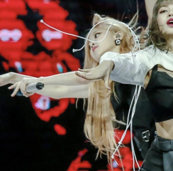 Loạt khoảnh khắc hài hước từ chiếc dây áo rắc rối của Lisa (Black Pink) Loạt khoảnh khắc hài hước từ chiếc dây áo rắc rối của Lisa (Black Pink)