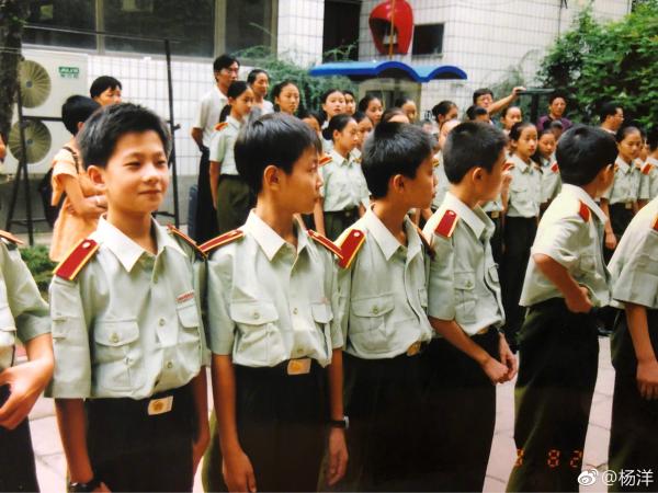 Loạt ảnh mặc quân phục lúc bé của Dương Dương gây bão, chứng minh đẳng cấp nhan sắc của nam thần Loạt ảnh mặc quân phục lúc bé của Dương Dương gây bão, chứng minh đẳng cấp nhan sắc của nam thần