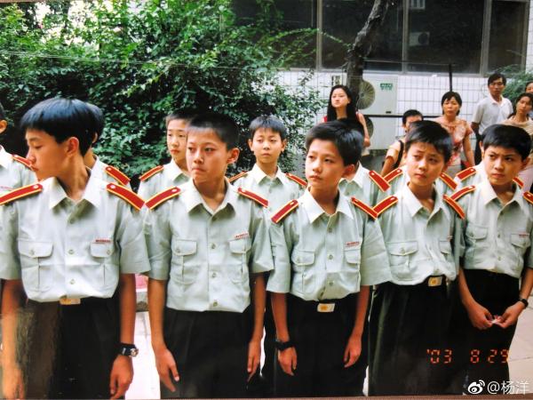 Loạt ảnh mặc quân phục lúc bé của Dương Dương gây bão, chứng minh đẳng cấp nhan sắc của nam thần Loạt ảnh mặc quân phục lúc bé của Dương Dương gây bão, chứng minh đẳng cấp nhan sắc của nam thần