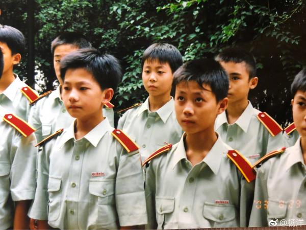 Loạt ảnh mặc quân phục lúc bé của Dương Dương gây bão, chứng minh đẳng cấp nhan sắc của nam thần Loạt ảnh mặc quân phục lúc bé của Dương Dương gây bão, chứng minh đẳng cấp nhan sắc của nam thần