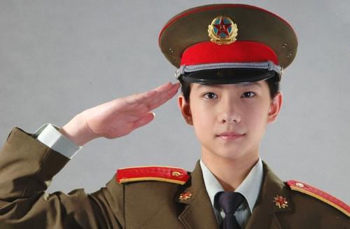 Loạt ảnh mặc quân phục lúc bé của Dương Dương gây bão, chứng minh đẳng cấp nhan sắc của nam thần Loạt ảnh mặc quân phục lúc bé của Dương Dương gây bão, chứng minh đẳng cấp nhan sắc của nam thần
