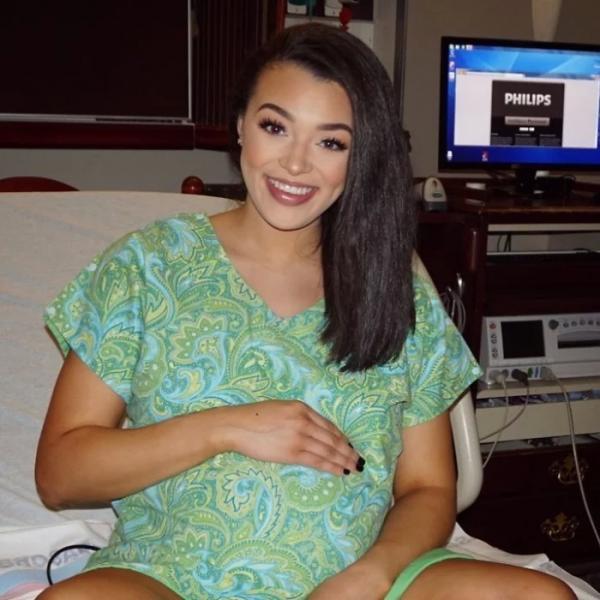 Đẹp mọi lúc: Lên bàn đẻ vẫn phải trang điểm lung linh để chụp ảnh đăng mạng xã hội Đẹp mọi lúc: Lên bàn đẻ vẫn phải trang điểm lung linh để chụp ảnh đăng mạng xã hội