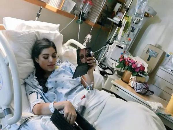 Đẹp mọi lúc: Lên bàn đẻ vẫn phải trang điểm lung linh để chụp ảnh đăng mạng xã hội Đẹp mọi lúc: Lên bàn đẻ vẫn phải trang điểm lung linh để chụp ảnh đăng mạng xã hội