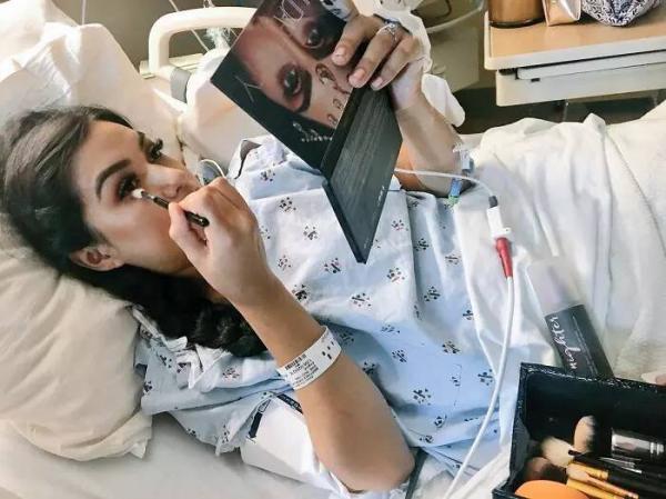 Đẹp mọi lúc: Lên bàn đẻ vẫn phải trang điểm lung linh để chụp ảnh đăng mạng xã hội Đẹp mọi lúc: Lên bàn đẻ vẫn phải trang điểm lung linh để chụp ảnh đăng mạng xã hội