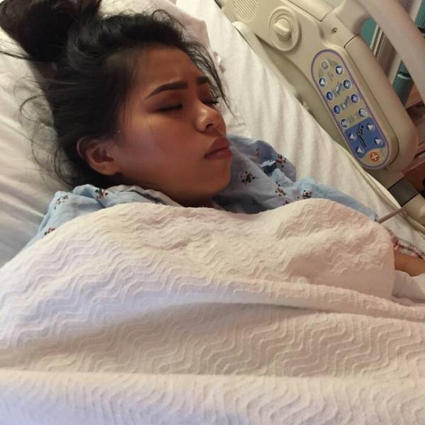 Đẹp mọi lúc: Lên bàn đẻ vẫn phải trang điểm lung linh để chụp ảnh đăng mạng xã hội Đẹp mọi lúc: Lên bàn đẻ vẫn phải trang điểm lung linh để chụp ảnh đăng mạng xã hội