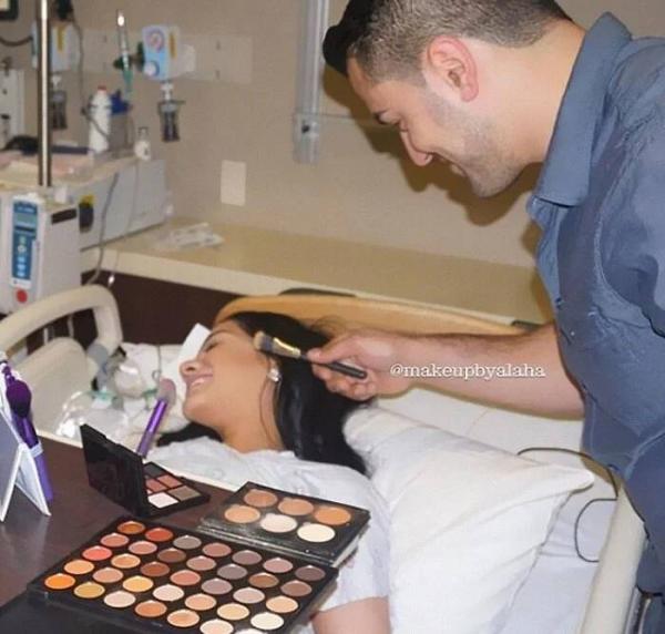 Đẹp mọi lúc: Lên bàn đẻ vẫn phải trang điểm lung linh để chụp ảnh đăng mạng xã hội Đẹp mọi lúc: Lên bàn đẻ vẫn phải trang điểm lung linh để chụp ảnh đăng mạng xã hội