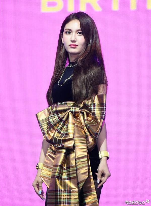 Jeon Somi bị 'ném đá' vì không chịu diễn trong showcase ra mắt Jeon Somi bị 'ném đá' vì không chịu diễn trong showcase ra mắt