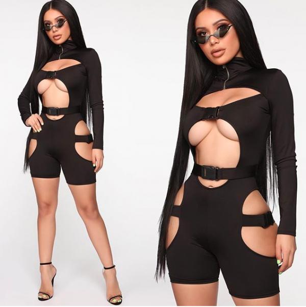 Bộ jumpsuit 'rực lửa' khiến khách hàng kẻ thích, người chê Bộ jumpsuit 'rực lửa' khiến khách hàng kẻ thích, người chê