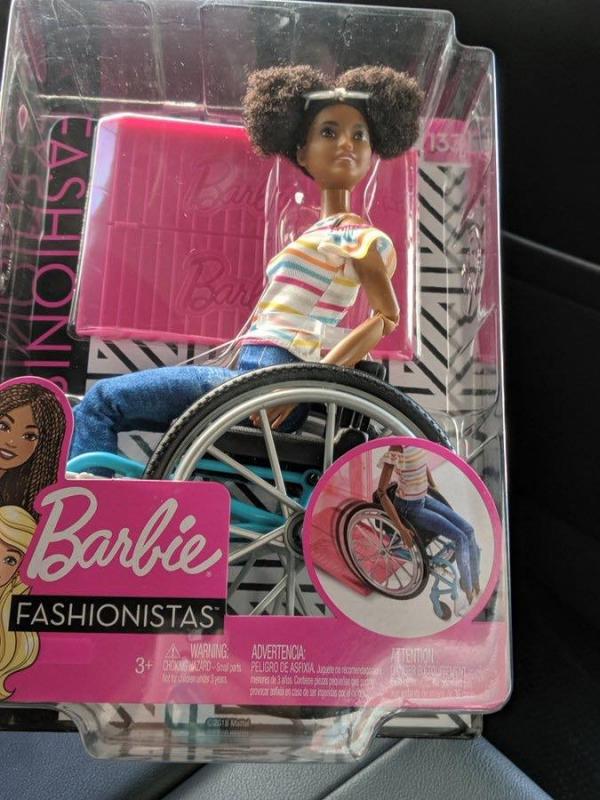 Công ty đồ chơi Mattel ra mắt búp bê Barbie da màu ngồi trên xe lăn Công ty đồ chơi Mattel ra mắt búp bê Barbie da màu ngồi trên xe lăn