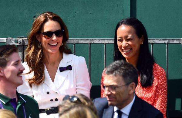 Vệ sĩ của Meghan Markle ngăn không cho fan chụp ảnh nhưng hóa ra chỉ là đang selfie Vệ sĩ của Meghan Markle ngăn không cho fan chụp ảnh nhưng hóa ra chỉ là đang selfie