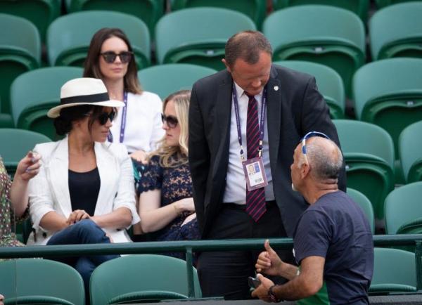 Vệ sĩ của Meghan Markle ngăn không cho fan chụp ảnh nhưng hóa ra chỉ là đang selfie Vệ sĩ của Meghan Markle ngăn không cho fan chụp ảnh nhưng hóa ra chỉ là đang selfie