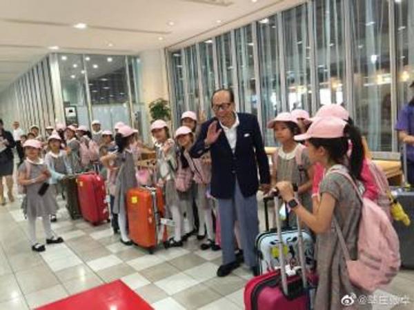 billionaire li ka shing and the dancing group at airport