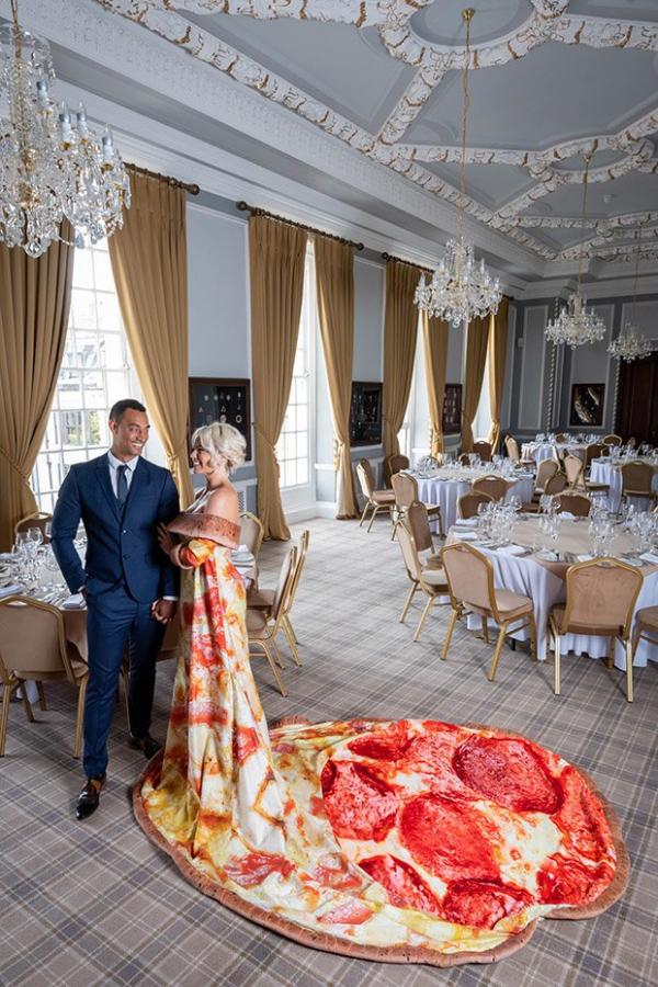 Hú hồn chim én: Công ty Pizza hứa tặng váy cưới pizza cho cô dâu nào may mắn trúng thưởng