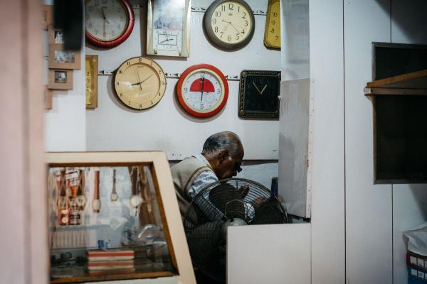 Một thợ hoàn kim đang tập trung làm việc trong cửa hàng của ông tại Jaipur.