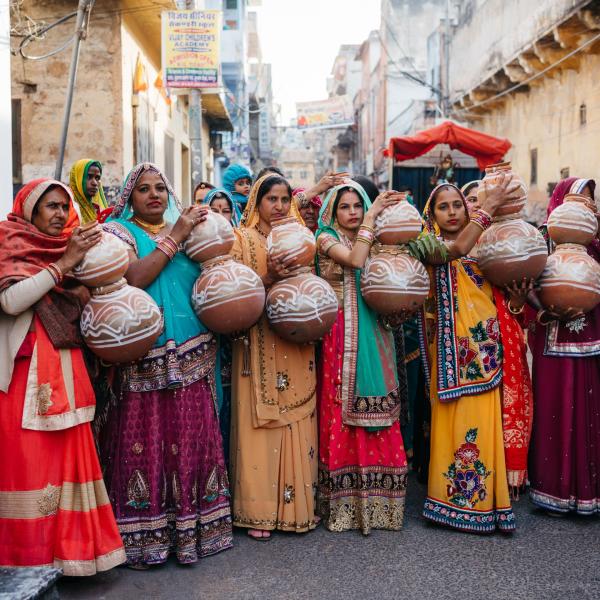 Phụ nữ Jaipur luôn ra phố khi khoác trên mình tà áo truyền thống được sản xuất trong vùng và những bộ trang sức lấp lánh được chế tác ở địa phương.