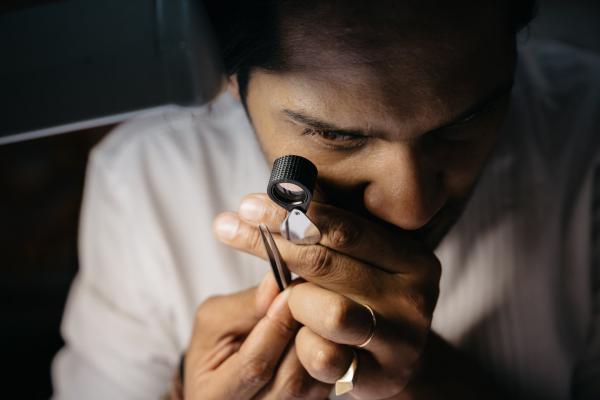 Akshat Ghiya đang kiểm tra một viên kim cương tại cơ sở Tallin của anh ở Jaipur.