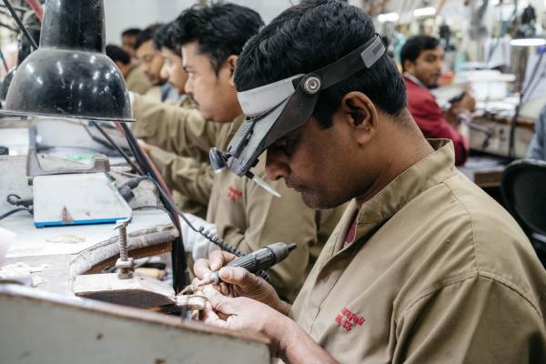 Amrapali Jewels được thành lập vào năm 1978, là một trong những công ty lớn nhất ở Jaipur về sản xuất trang sức quy mô lớn.